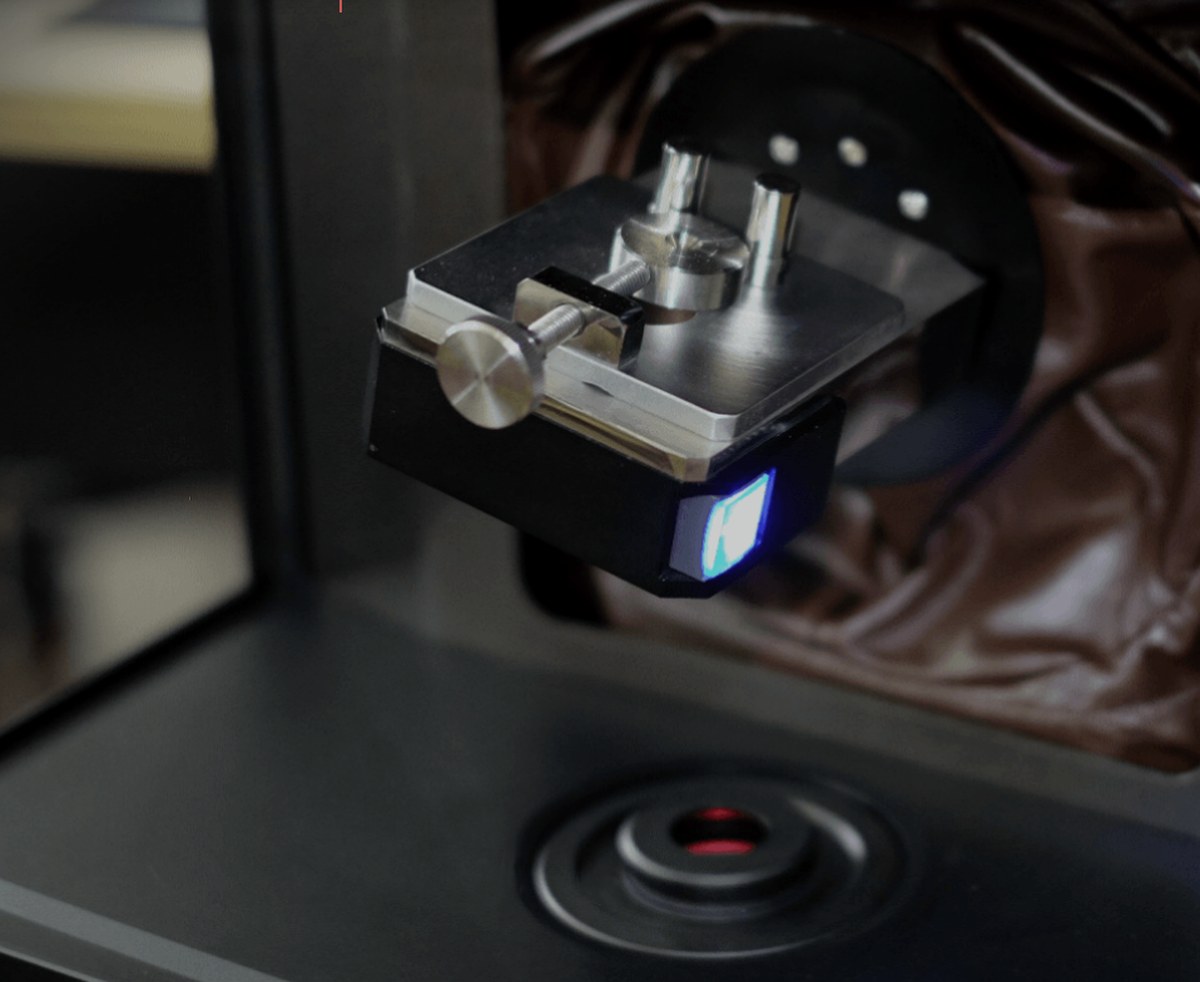 Close-up wire die inspection setup